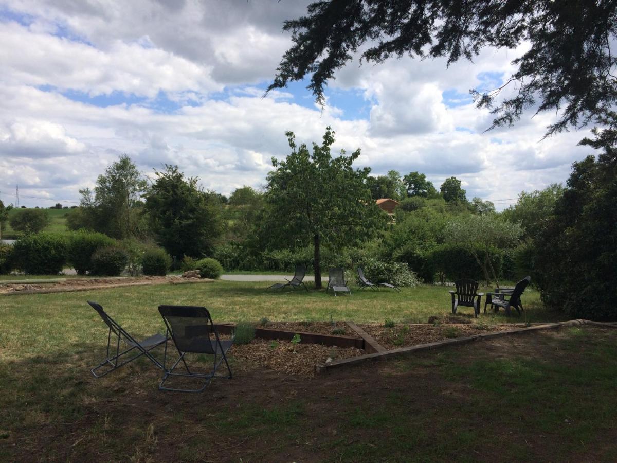 LE PETIT MONTY Gite Côté Jardin Saint-Malo-du-Bois Esterno foto